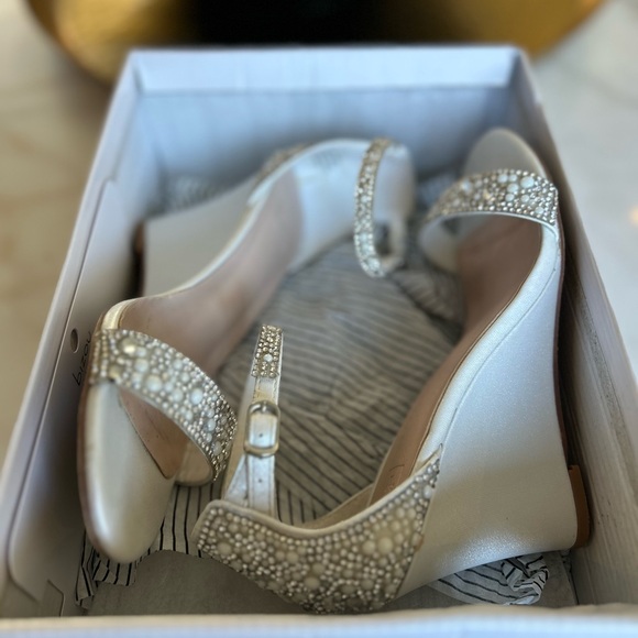 DB STUDIO
Crystal and Jewel Embellished Wedge Sandals ETTA - Picture 5 of 5